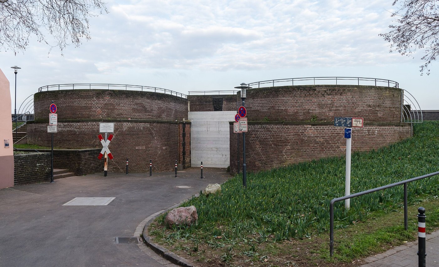 Krefeld, Uerdingen, Rheintor, 2018 02 CN 01