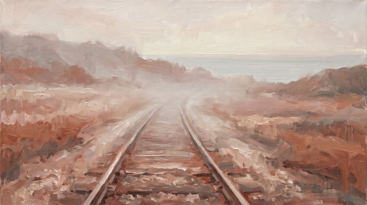 Poetry Slam über den Tod: Bahngleise enden sanft im Nebel an einem stillen Endbahnhof