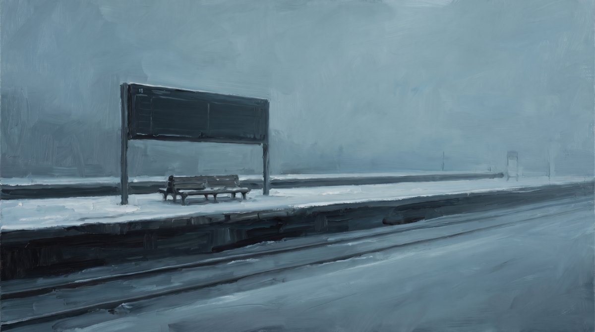 Ein leerer Bahnsteig mit einer einzelnen Person mit Mund-Nasen-Schutz, weite Abstände, stille Atmosphäre