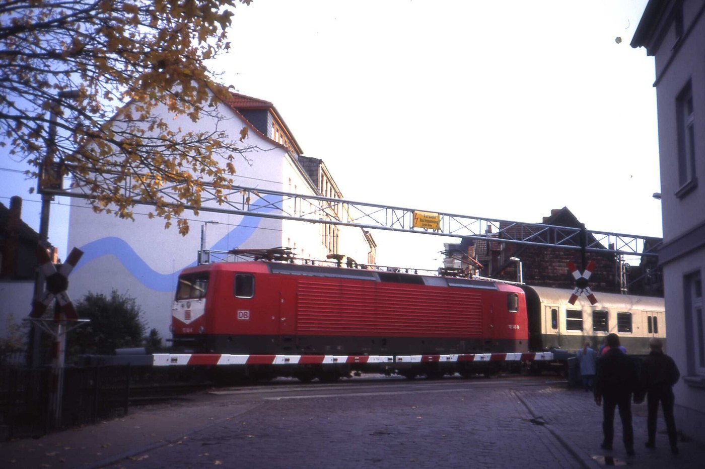 Baureihe 112 am Bahnübergang Schwerin