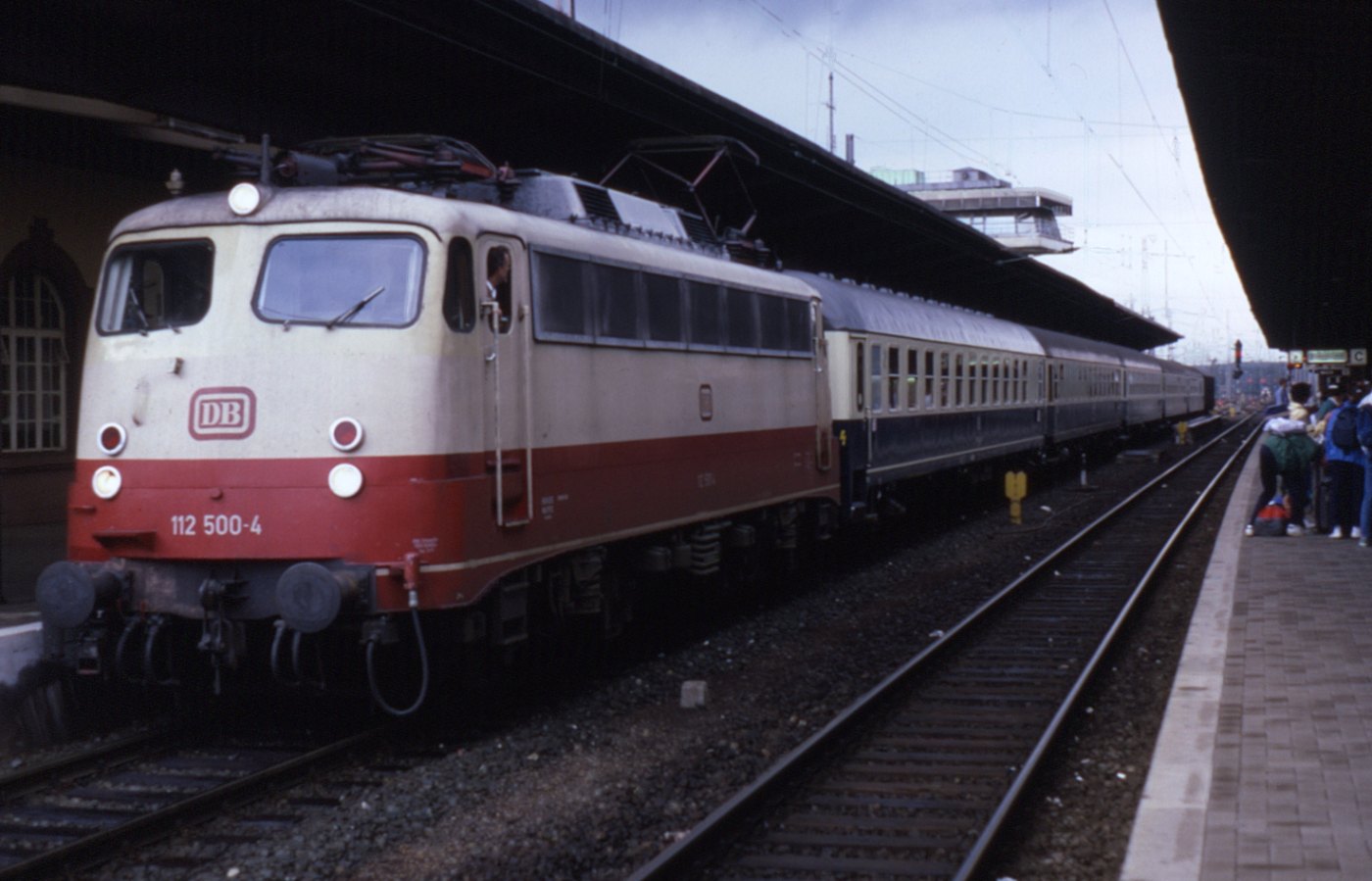 Baureihe 112 im Osnabrücker Hauptbahnhof (1987)