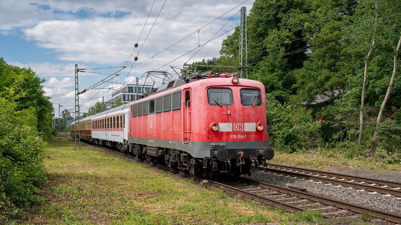 Baureihe 115 mit historischen Wagen bei Bonn