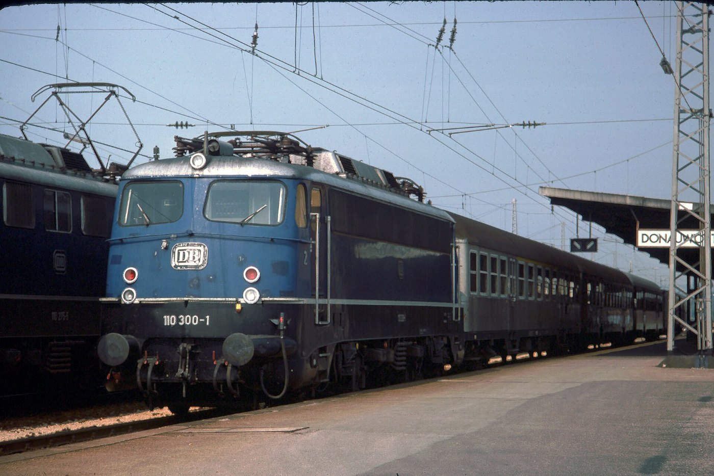 Baureihe 110 mit Eilzug in Donauwörth