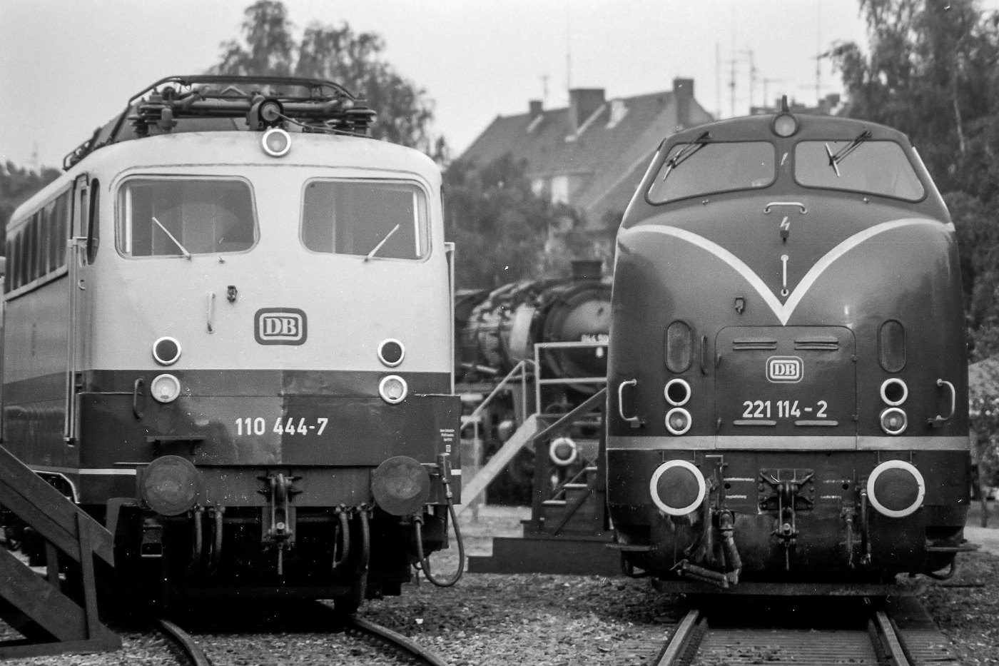 Baureihen 110 und 221 im Bahnhof Emmerich