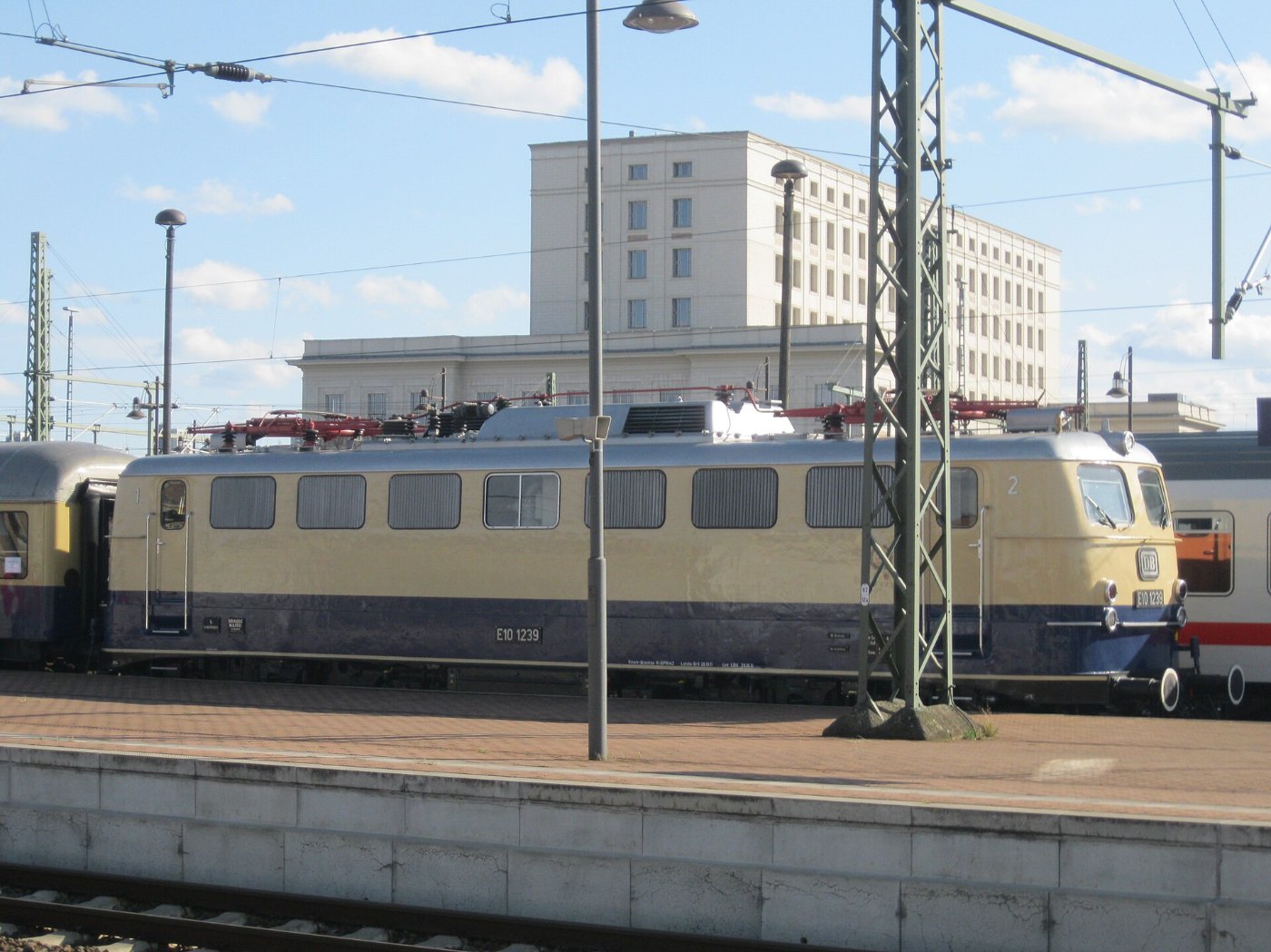 Sonderzug mit E 10 im Dresdner Hauptbahnhof