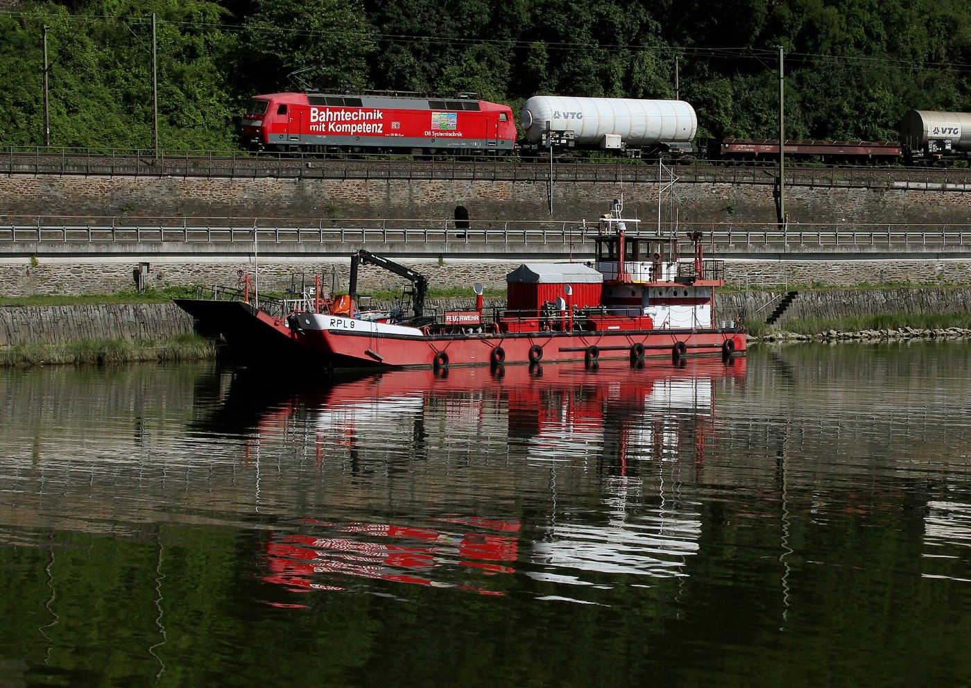 Baureihe 120 mit Güterzug bei Sankt Goarshausen