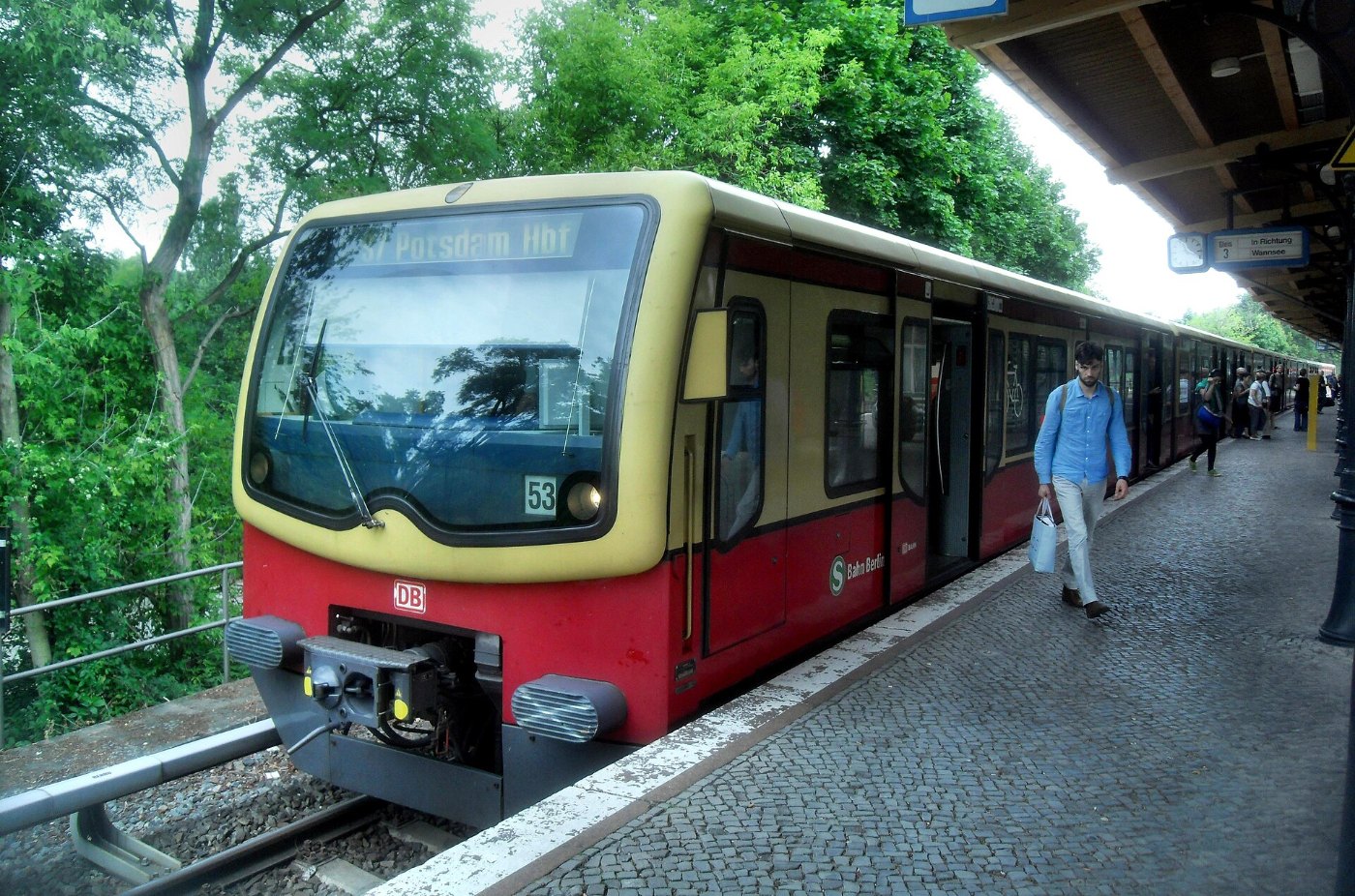 Berlin Bahnhof Berlin Nikolassee auf Bahnsteig zu Gleis 3 Richtung Ahren