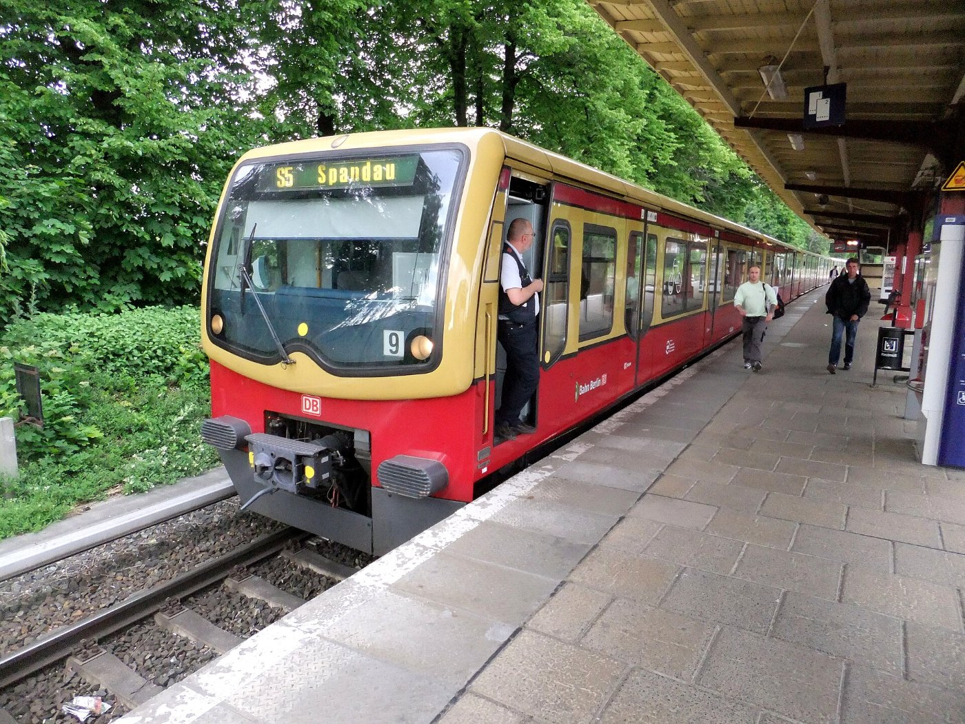 Berlin Bahnhof Berlin Kaulsdorf auf Bahnsteig zu Gleis 1 S Bahn Berlin D