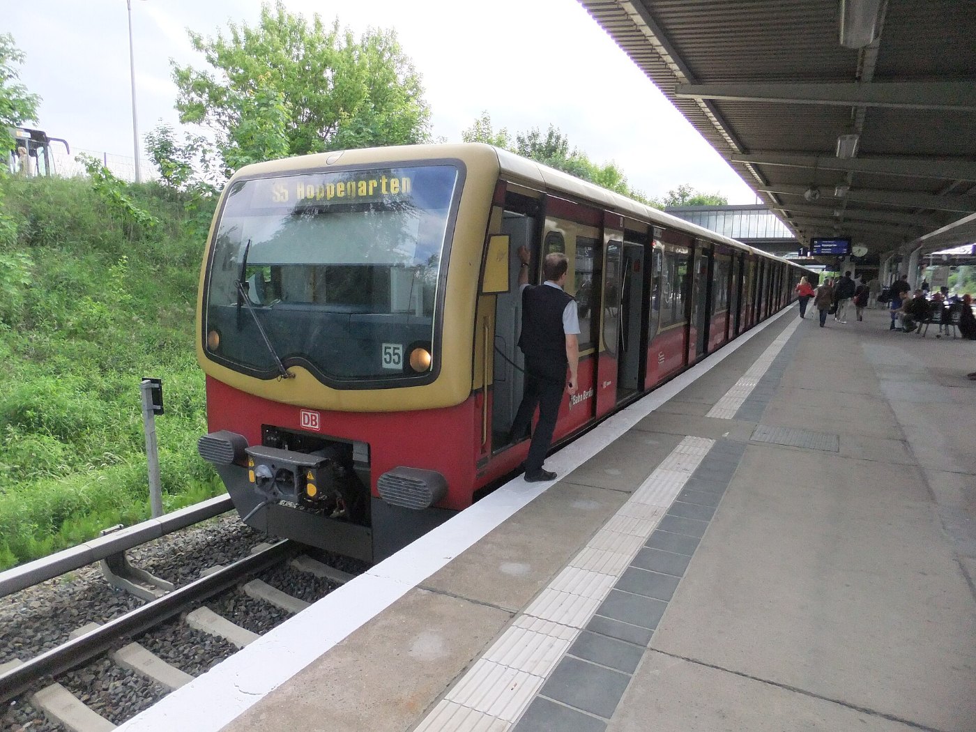 Berlin Bahnhof Berlin Friedrichsfelde Ost auf Bahnsteig zu Gleis 1 S Bah