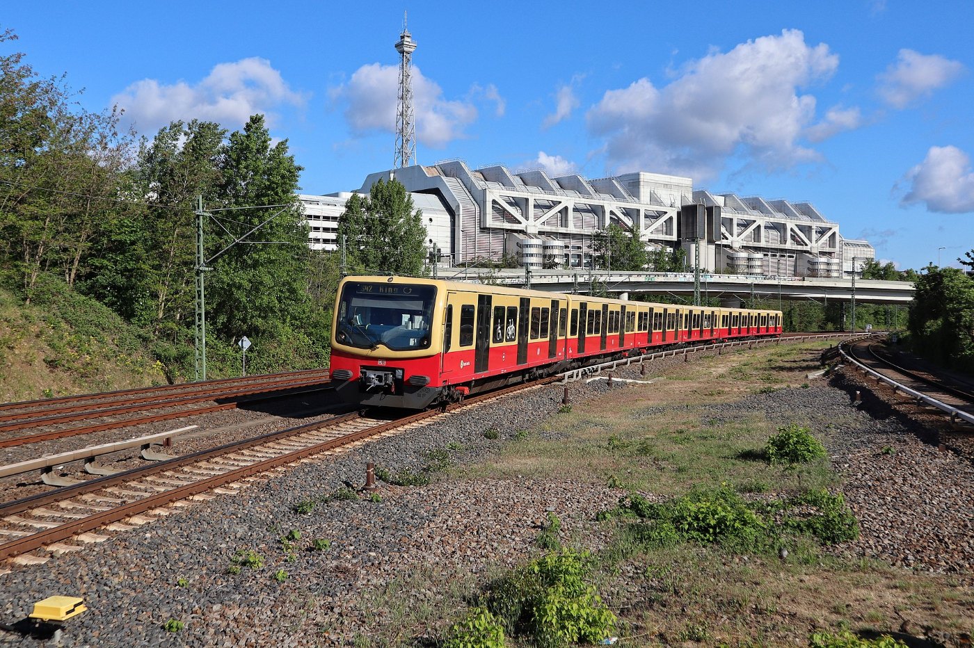 Dreiviertelzug der modernisierten Baureihe 481 (S Bahn Berlin) Westkreuz