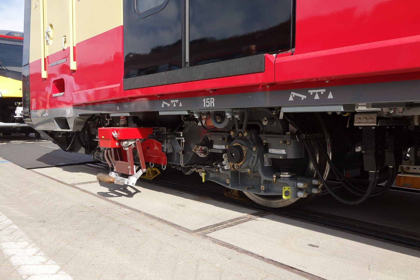 S Bahn Berlin Baureihe 484 Drehgestell und Stromabnehmer
