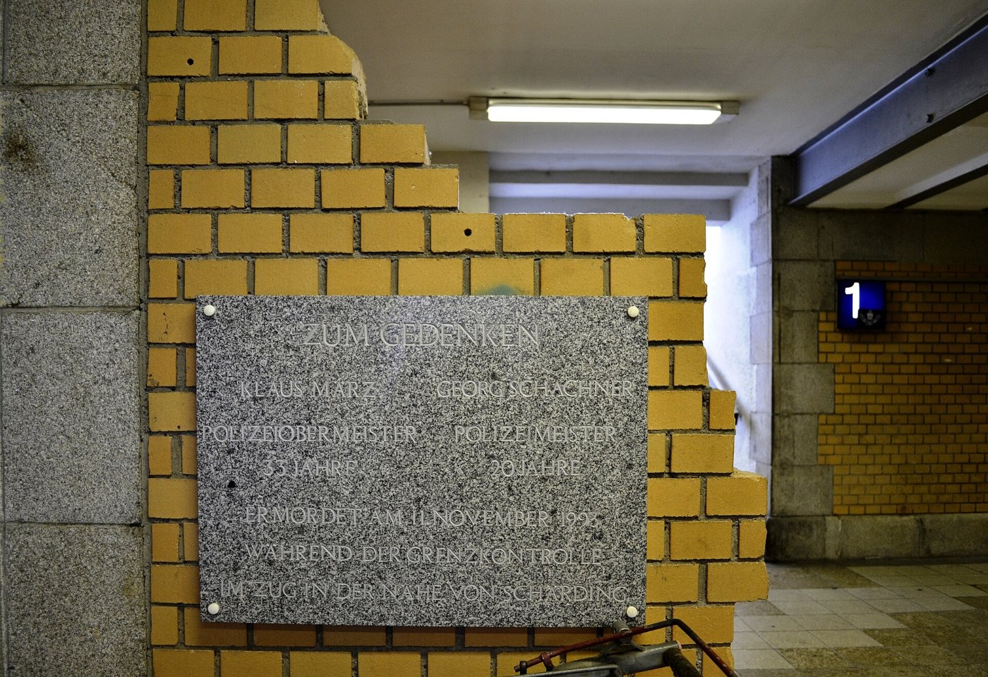Gedenktafel am Hauptbahnhof Passau