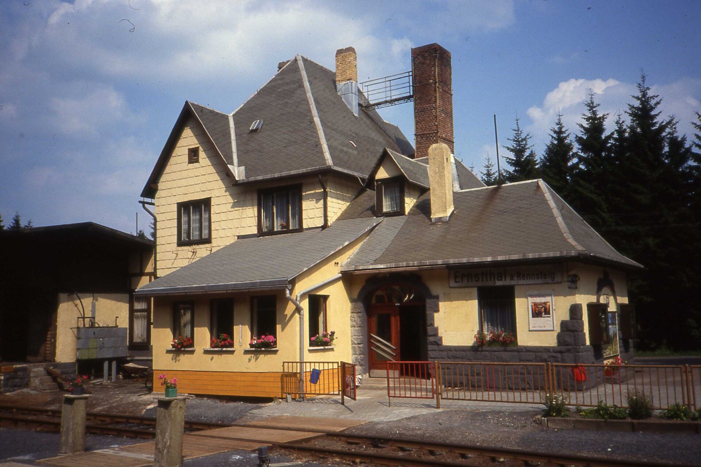 Ernstthal am Rennsteig DR Bahnhof, Aug 1991. KBS Probstzella Sonneberg