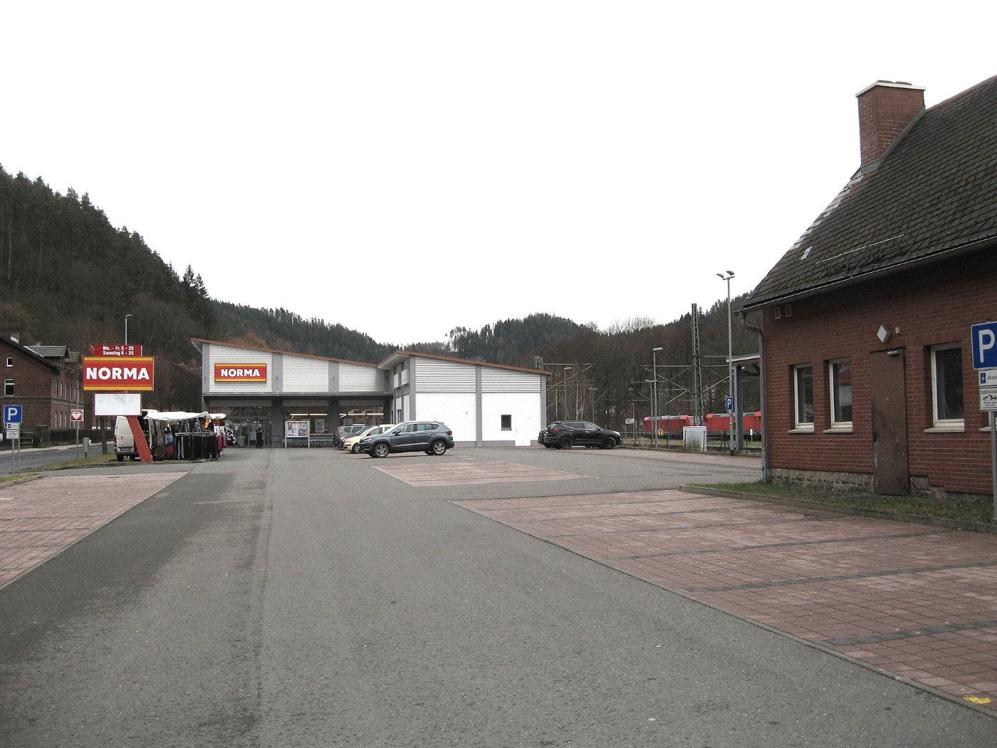 Bahnhof Probstzella mit Supermarkt