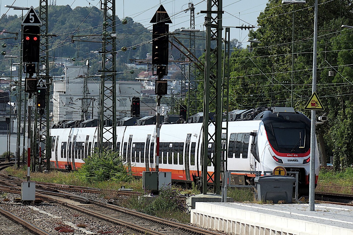 SWEG Triebwagenzug im Bahnhof Pforzheim