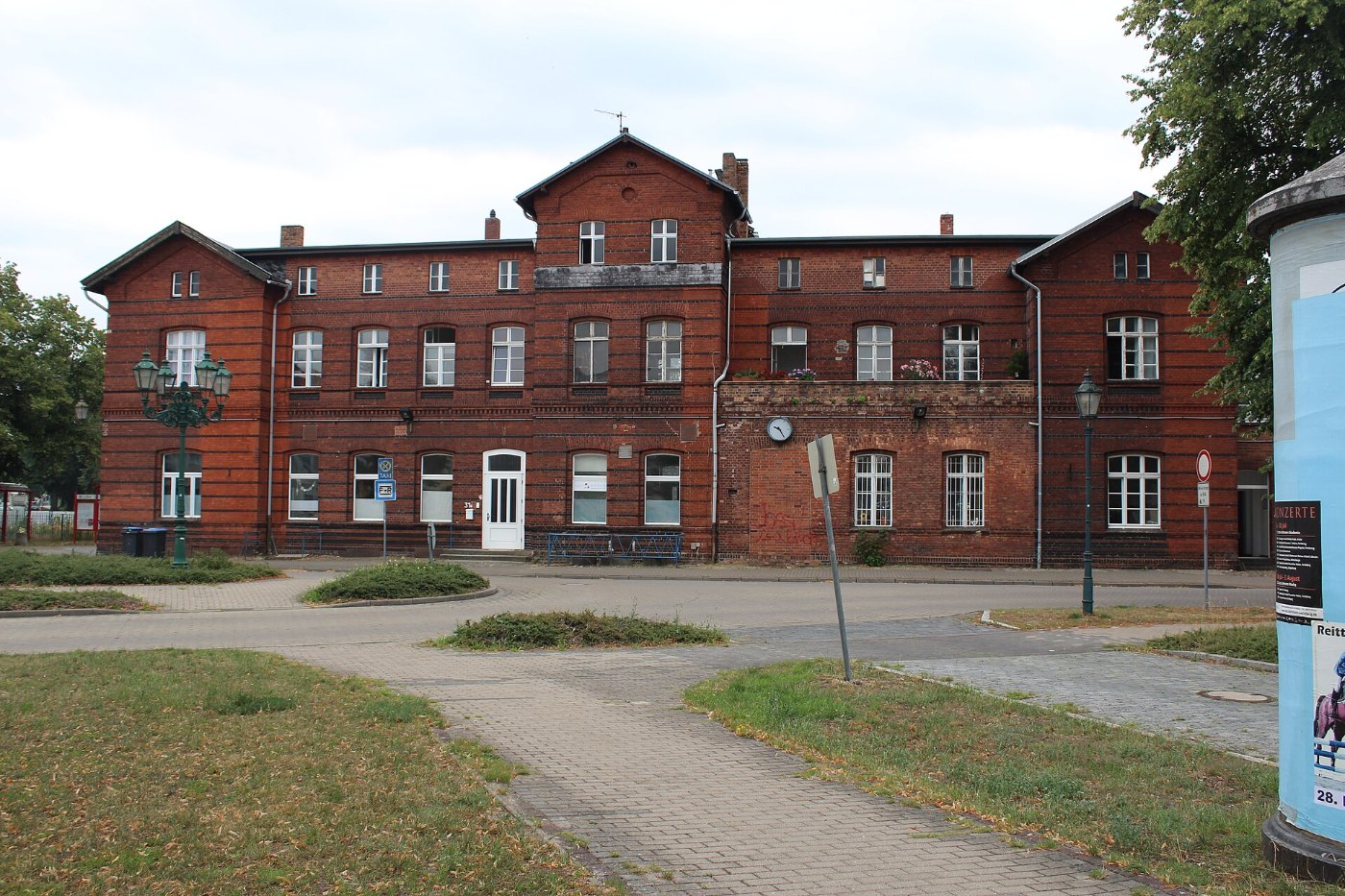 Bf Perleberg, EG Straßenseite