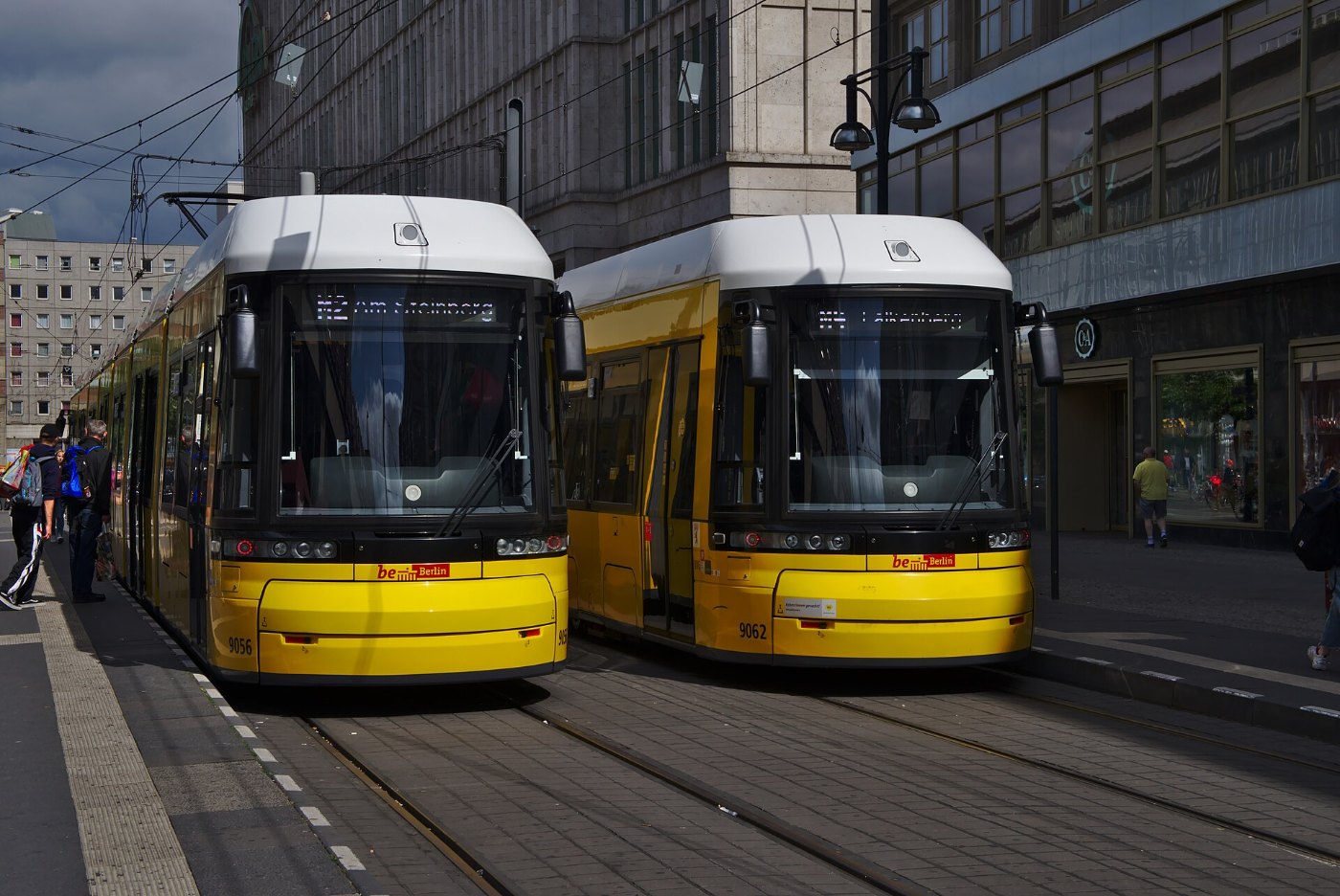 Straßenbahnen am Bahnhof Alexanderplatz in Berlin