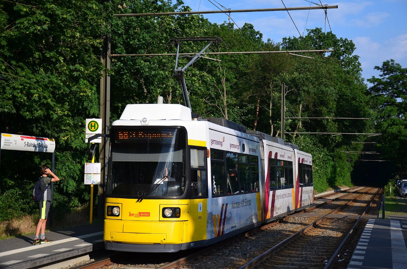 Straßenbahn der Linie 68 am S-Bahnhof Grünau