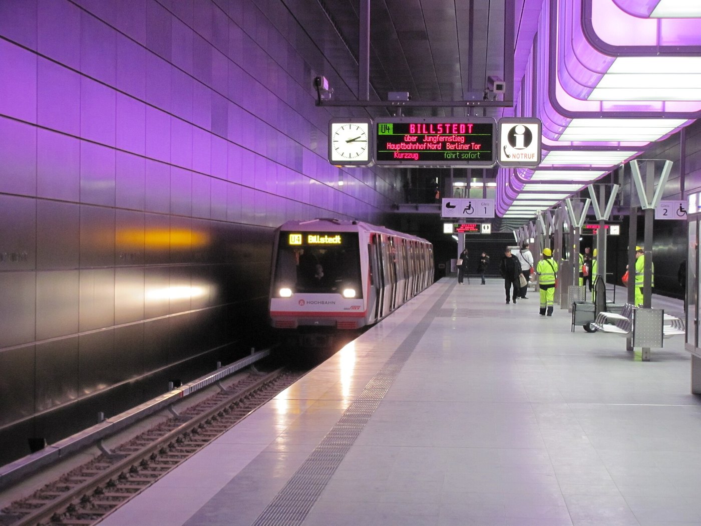 U-Bahnhof HafenCity Universität mit einfahrender U-Bahn