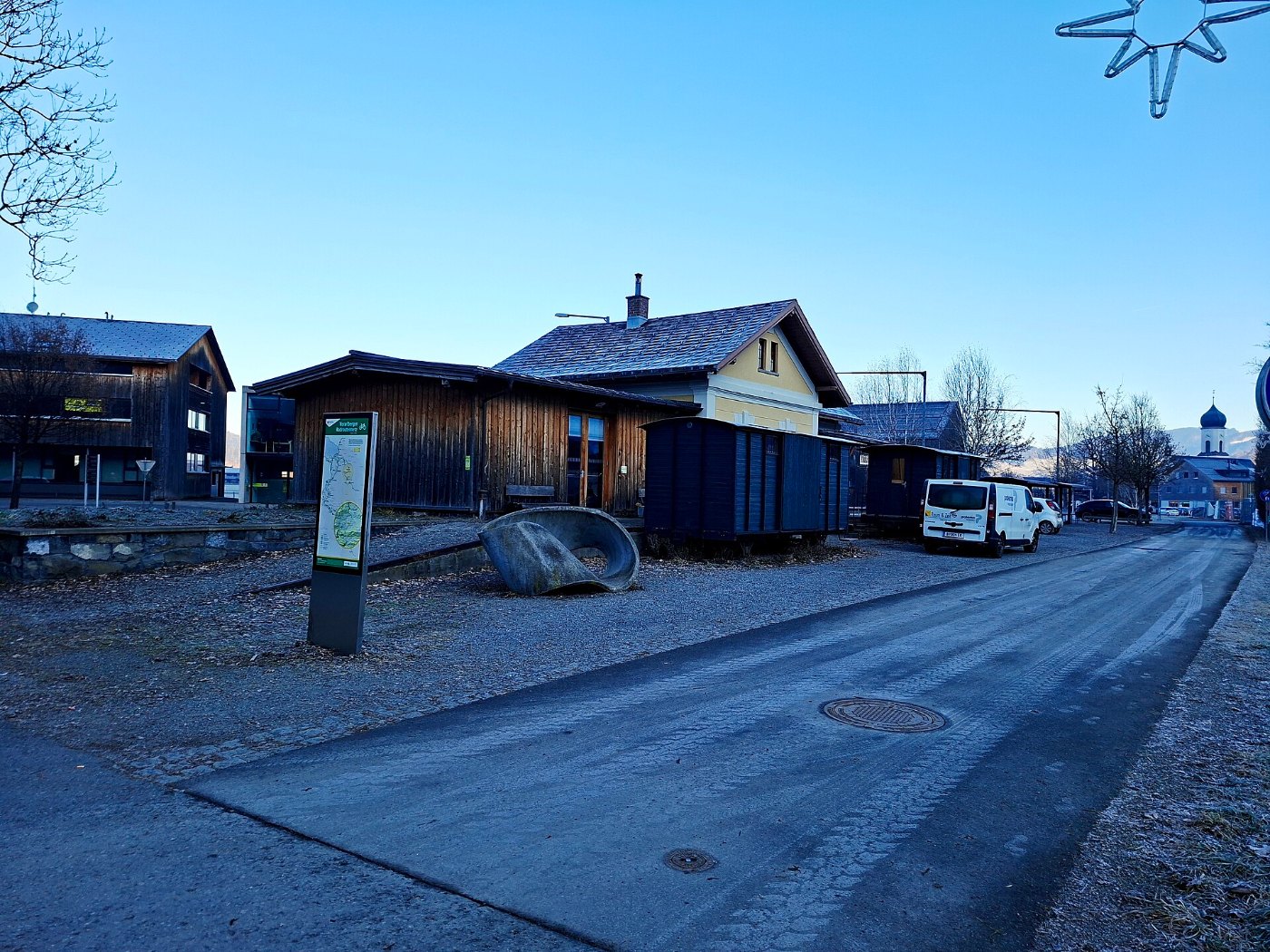 Bahnhof Andelsbuch mit stillgelegter Strecke