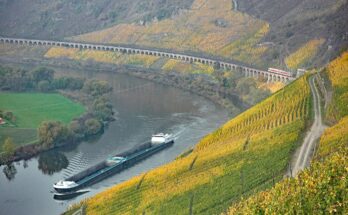 Bahnstrecke an der Mosel bei Pünderich