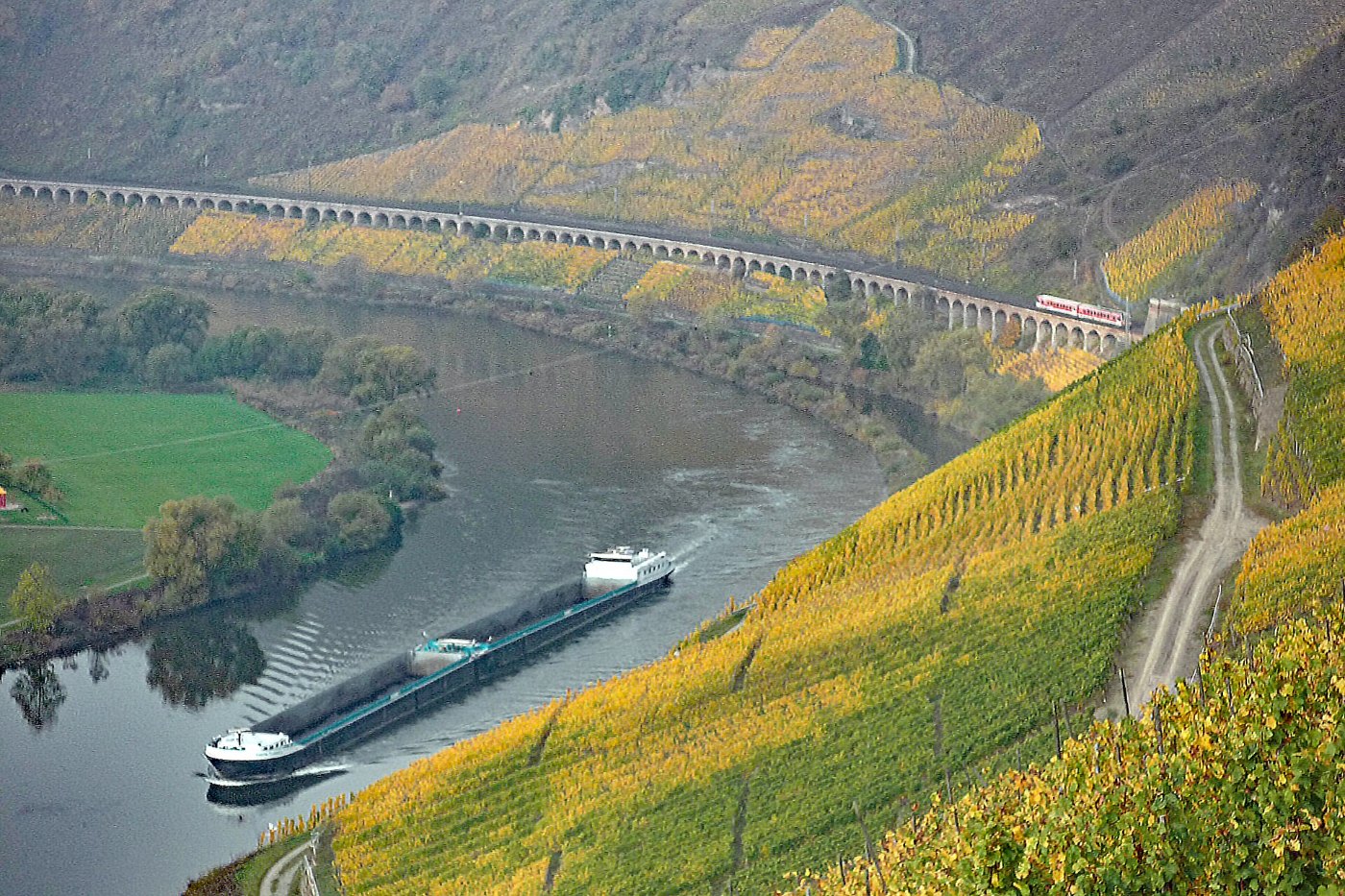 Bahnstrecke an der Mosel bei Pünderich