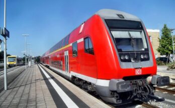 Regionalbahn im Bahnhof Alzey