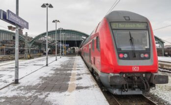 Regionalexpress am Bahnsteig in Oldenburg