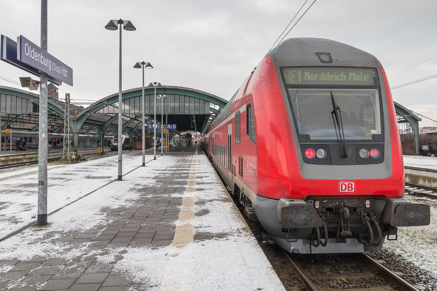 Regionalexpress am Bahnsteig in Oldenburg