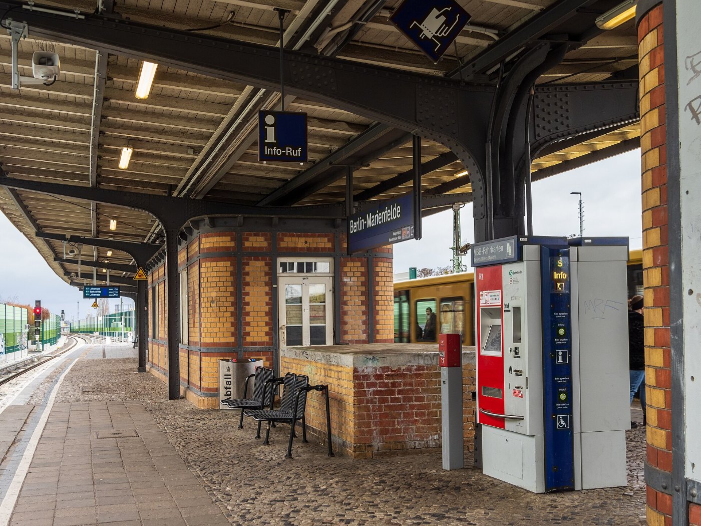 Bahnsteig der S-Bahn-Station Berlin-Marienfelde