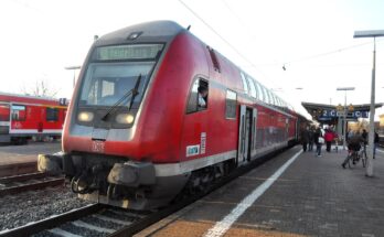 Doppelstock-Regionalbahn im Bahnhof Bensheim