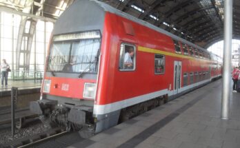 Doppelstockzug am Bahnhof Alexanderplatz in Berlin