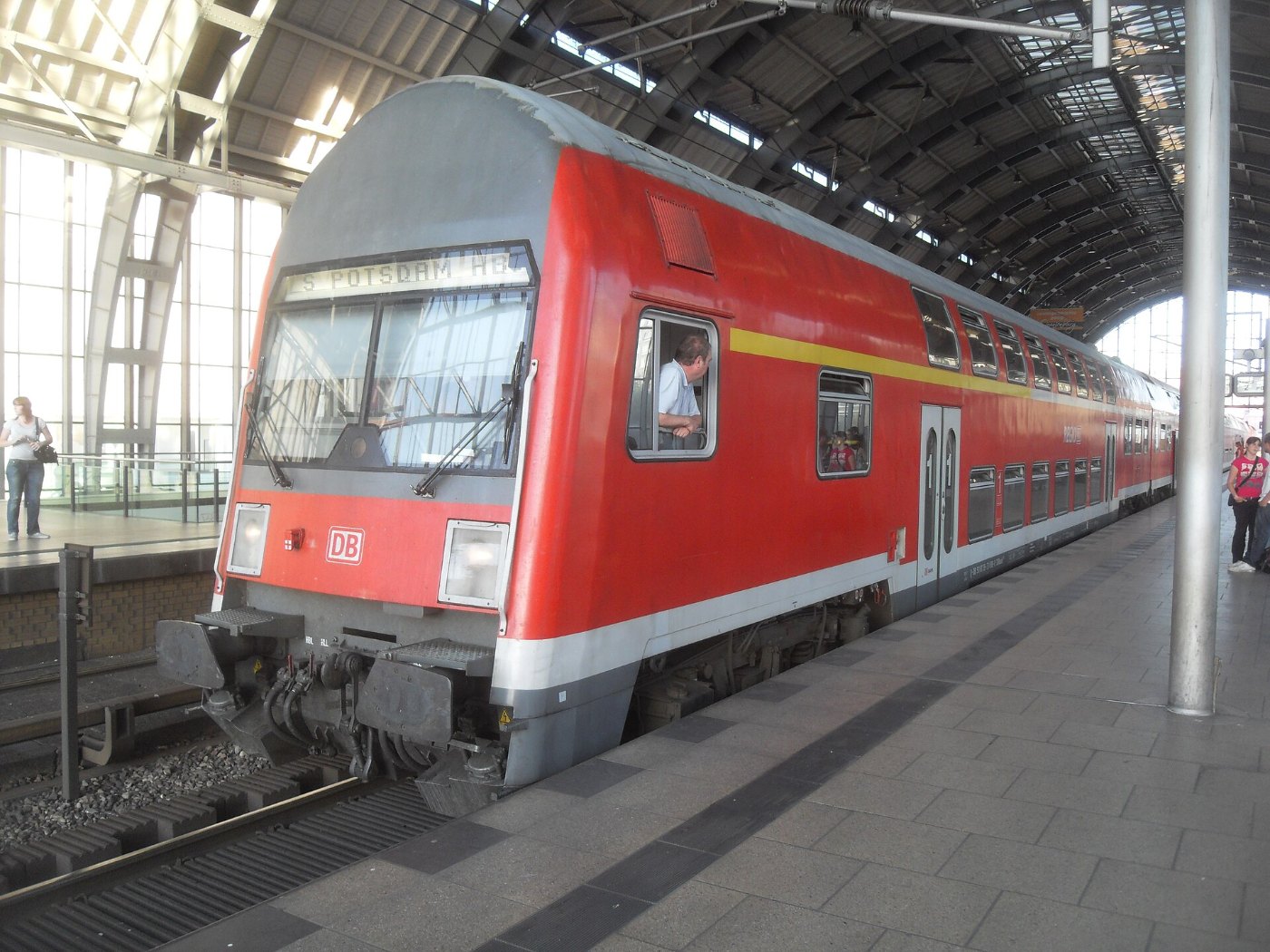 Doppelstockzug am Bahnhof Alexanderplatz in Berlin