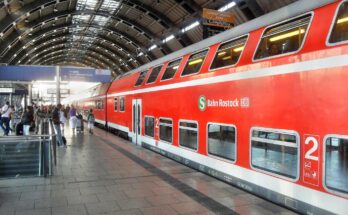 S-Bahn am Bahnhof Alexanderplatz in Berlin