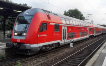 Doppelstockzug im Bahnhof Berlin-Charlottenburg