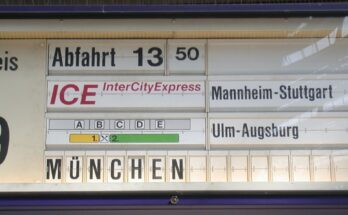 Fallblattanzeige am Bahnsteig im Frankfurter Hauptbahnhof