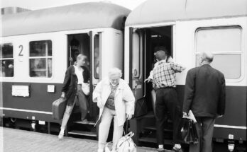 Reisende auf dem Bahnsteig in Freiburg