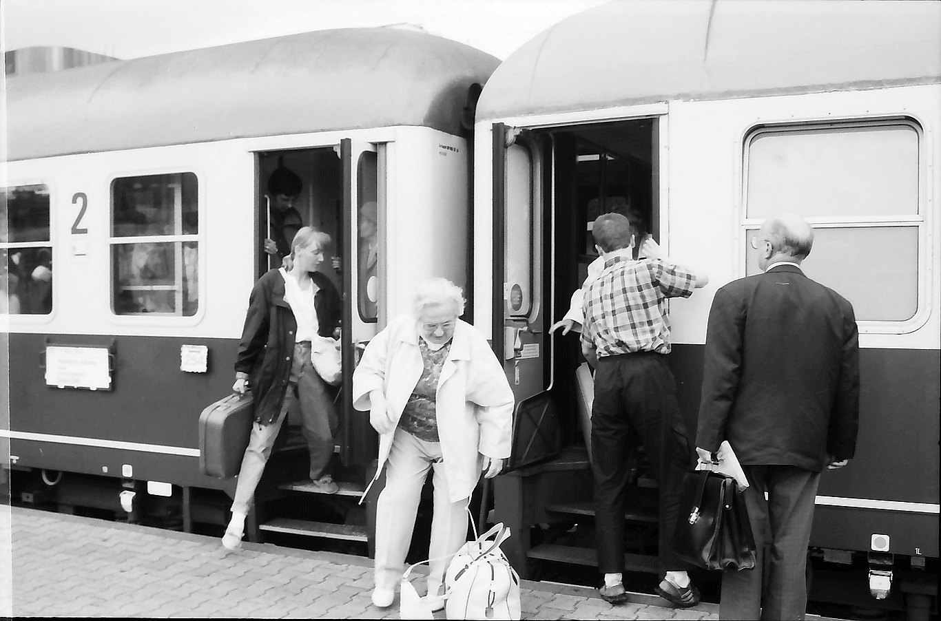 Reisende auf dem Bahnsteig in Freiburg