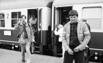 Reisende auf dem Bahnsteig in Freiburg