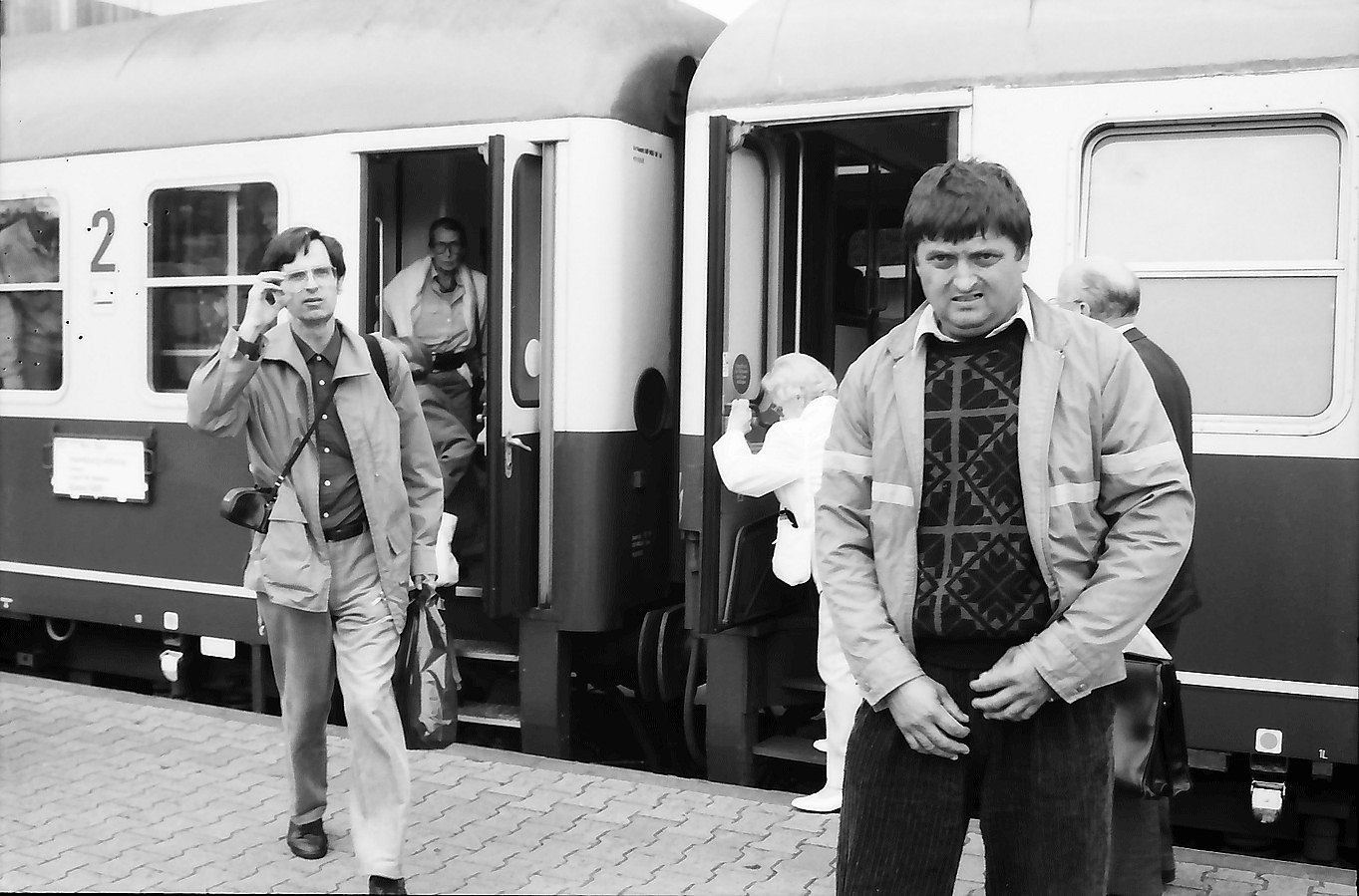 Reisende auf dem Bahnsteig in Freiburg