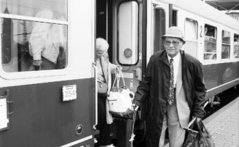 Reisende auf dem Bahnsteig in Freiburg