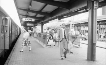 Reisende auf dem Bahnsteig in Freiburg