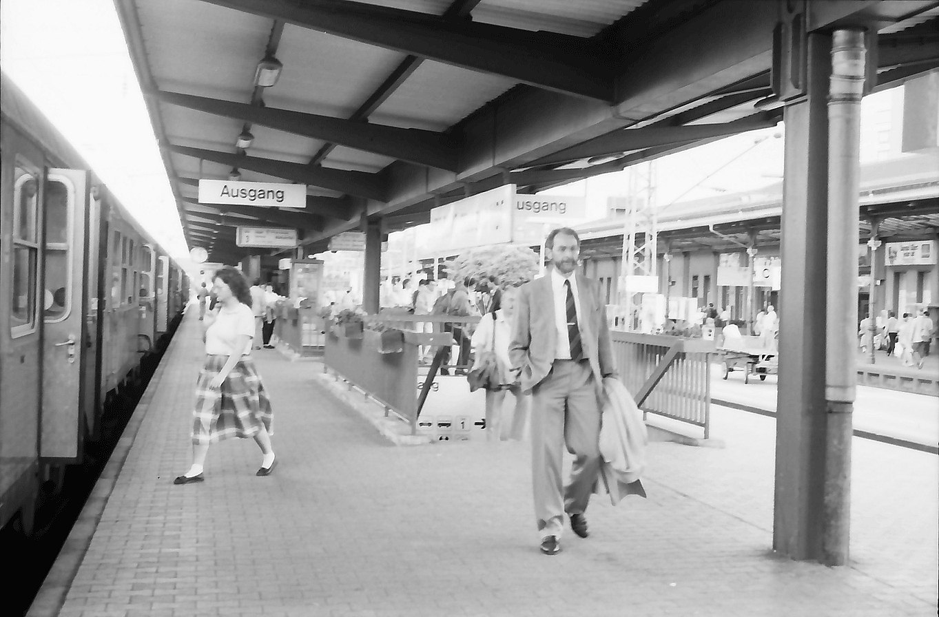 Reisende auf dem Bahnsteig in Freiburg