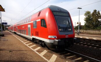 Doppelstockzug im Bahnhof Groß-Gerau