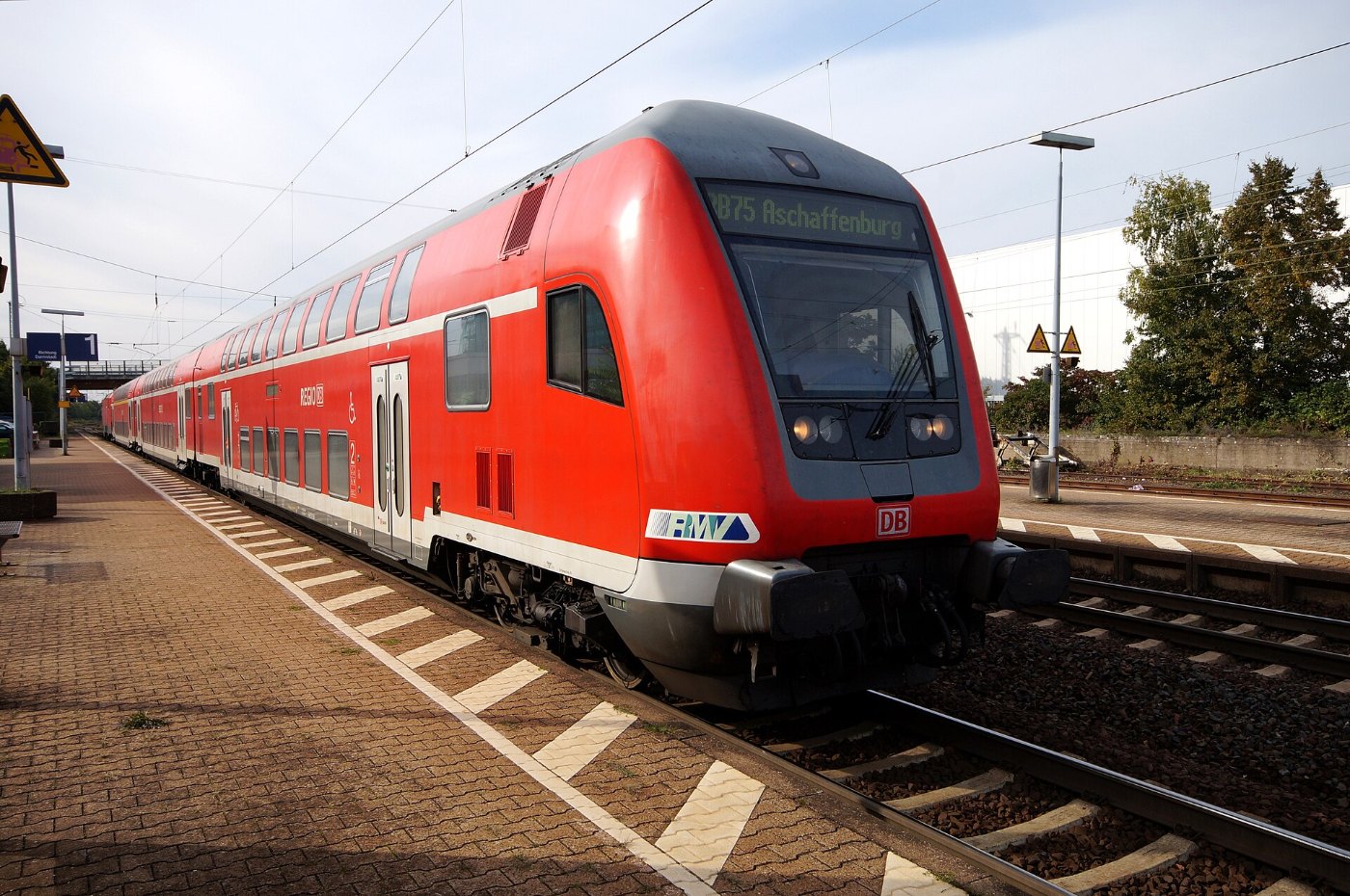 Doppelstockzug im Bahnhof Groß-Gerau