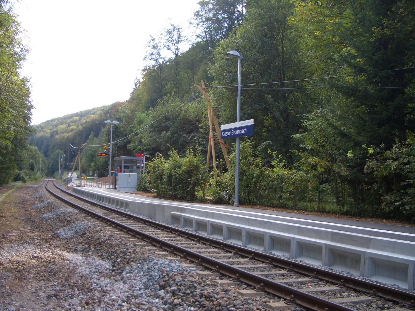 Erneuerter Bahnsteig der Haltestelle Bronnbach