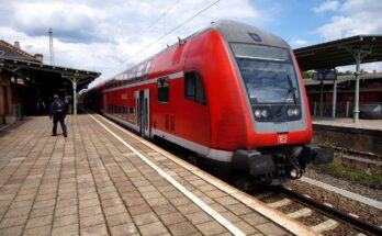 Doppelstockzug im Bahnhof Königs Wusterhausen