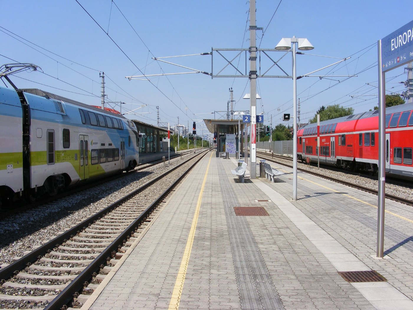 Bahnsteige am Bahnhof Salzburg Taxham Europark