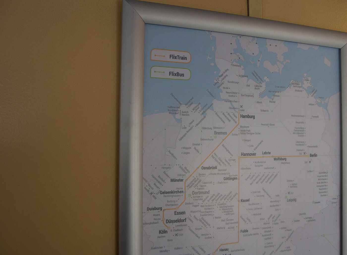 Flixtrain am Bahnsteig