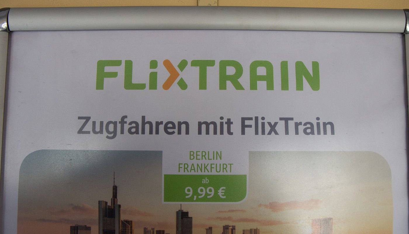 Flixtrain am Bahnsteig